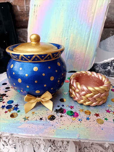 Jarrón decorativo azul con tapa y detalles dorados